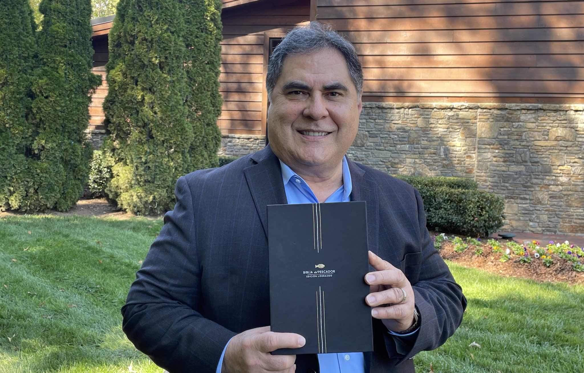 Lifeway y Biblias Holman se complacen en presentar junto al ministerio del Dr. Díaz-Pabón la nueva versión de la Biblia del Pescador, Edición Liderazgo.